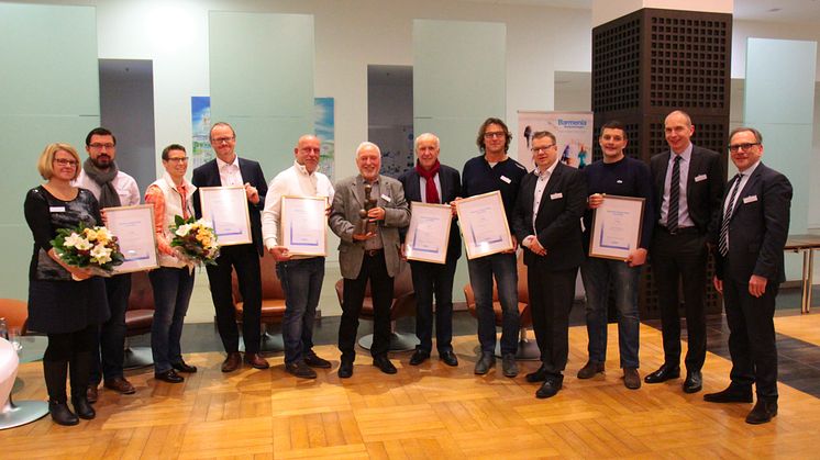 Die Sieger des 42. Barmenia-Fairplay-Pokals wurden von Schirmherr und Oberbürgermeister Andreas Mucke (ganz re.), dem Vorstandsvorsitzenden der Barmenia Dr. Andreas Eurich (2. v.r.) und dem Fußballkreis-Vorsitzenden Stefan Langerfeld( 4.v.r.) geehrt.