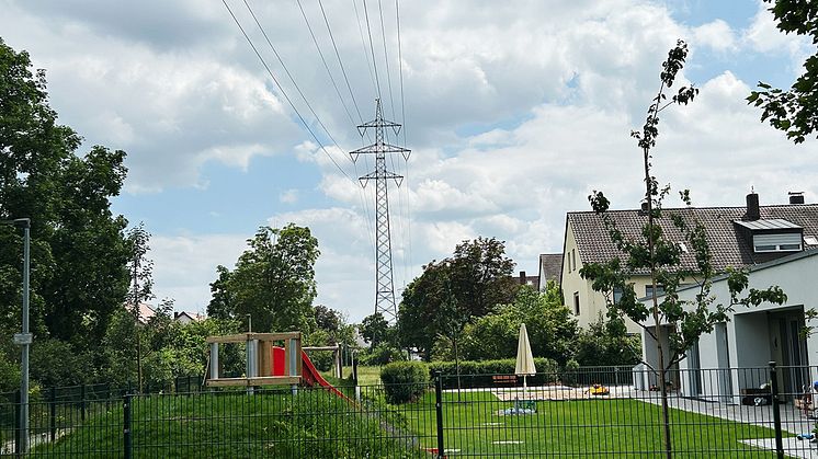 Um zukünftig mehr dezentral erzeugten Strom aufnehmen und verteilen zu können, plant die Bayernwerk Netz die Sanierung der Hochspannungsfreileitung in Bamberg.