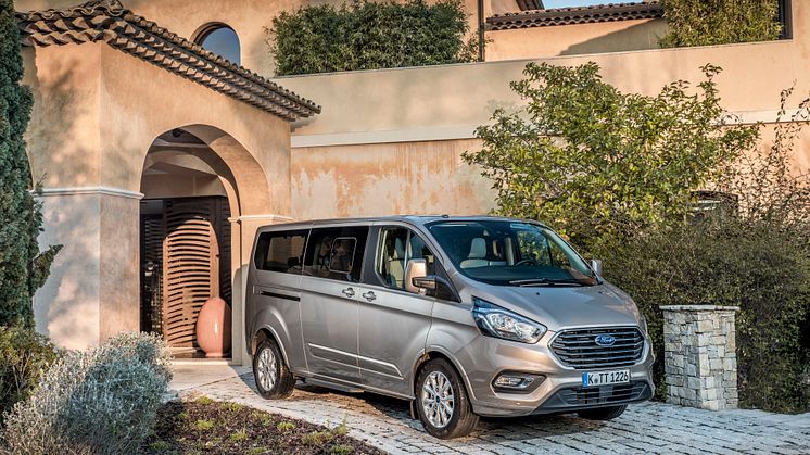 Ford Tourneo Custom tarjoaa erinomaiset ajo-ominaisuudet ja on entistä taloudellisempi uudistettujen moottorien ja kevythybriditekniikan ansiosta