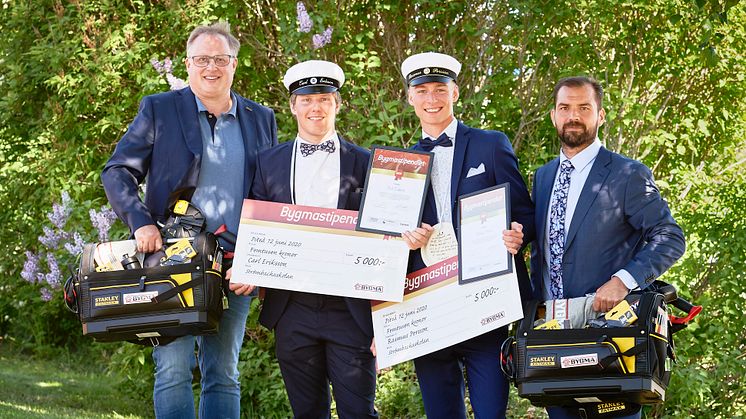 Årets Bygmastipendiater i Piteå Carl Eriksson och Rasmus Persson här omgivna av Bygmas Peter Wikström (t.v.) och rektor Jonas Wallin. Foto: Maria Fäldt
