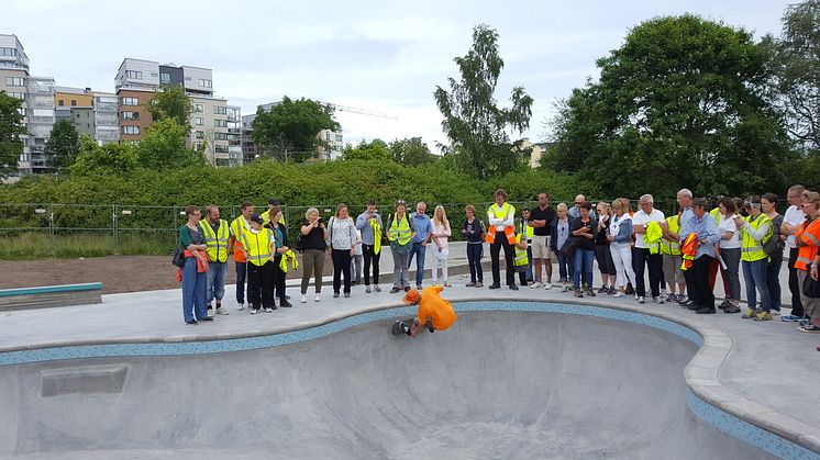 En av Nordskateparks byggare provåker skatebanan.