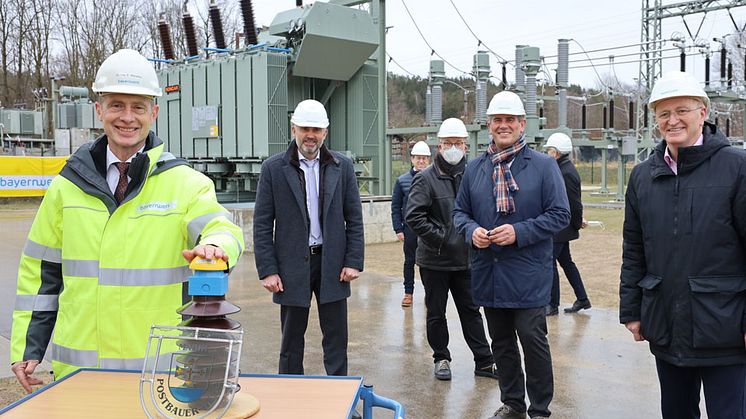 Im Landkreis Neumarkt fließt neue Energie. Bayernwerk-Chef Dr. Egon Westphal, die Bürgermeister Peter Bergler und Horst Kratzer und stv. Landrat Josef Bauer (v.l.) bei der offiziellen Inbetriebnahme des neuen Umspannwerks in Postbauer-Heng.