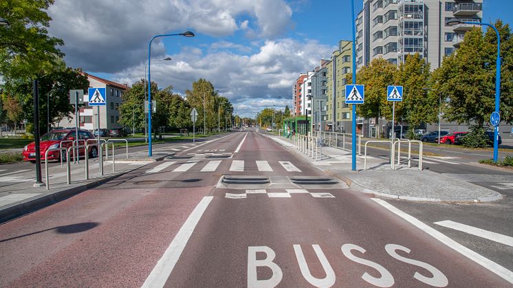 Busskörfält och gångpassage