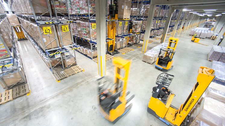 Tvåskiftsdrift utan batteribyte garanteras av Jungheinrich
