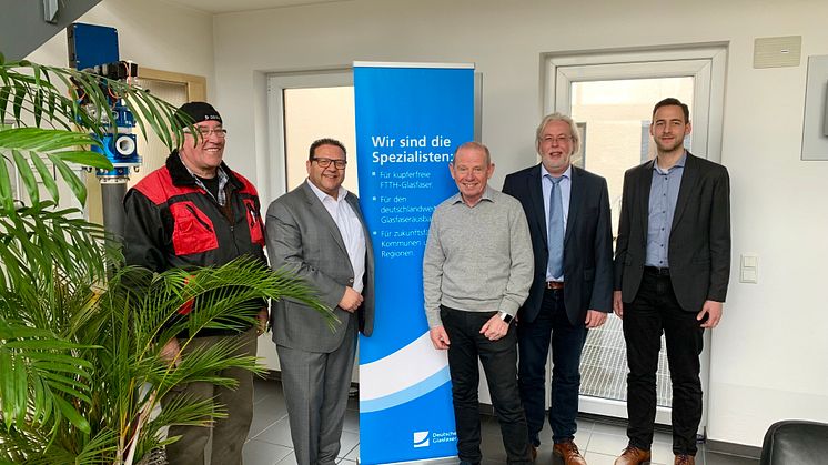 vlnr: Gerd van Oyen (van Oyen & Janssen GmbH & Co. KG), Thomas Pantazidis (Deutsche Glasfaser Business GmbH), Willi Peekel (HSH Härtereitechnik GmbH), Ferdinand Böhmer u. Jens Dercks (Gemeinde Kranenburg)