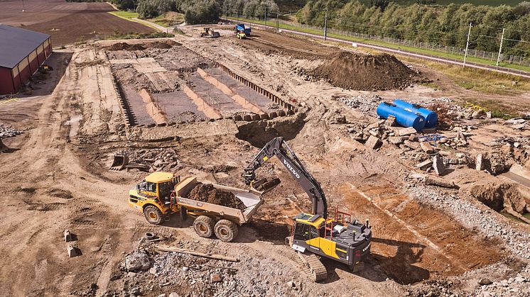 Här går BT Kemi-skandalen mot sitt slut. På bilden lastas förorenade massor till den termiska in situ-anläggningen längre upp i bild. Anläggningen kommer att tas i drift under början av 2021.