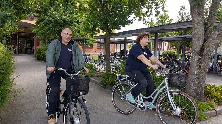 Personalen inom hemtjänsten tar elcykeln