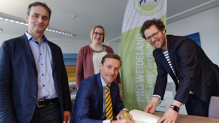 Kasper Thormod Nielsen, Arla Foods, unterzeichnete die Weidecharta von PRO WEIDELAND im Beisein von (von links) Dr. Arno Krause, Grünlandzentrum, Arla Landwirtin Birka Thöming und Landwirtschaftsminister Jan Philipp Albrecht. 