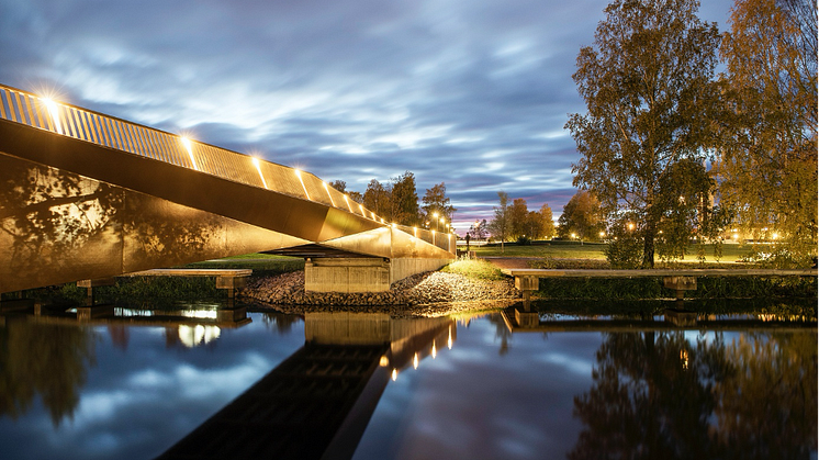 Nybyggd gångbro över ån Varnan knyter ihop centrum med stadsparken. Foto: Kasper Dudzik