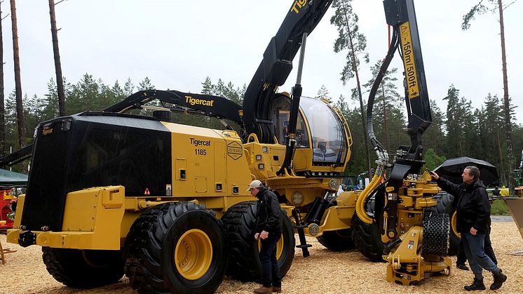 Världens största skördare på 8 hjul hade världspremiär på Elmia Wood. Tigercat 1185 är skapad för att konkurrera med helstamshantering på marknader med grova träd och tuffa förhållanden. Foto: Elmia AB