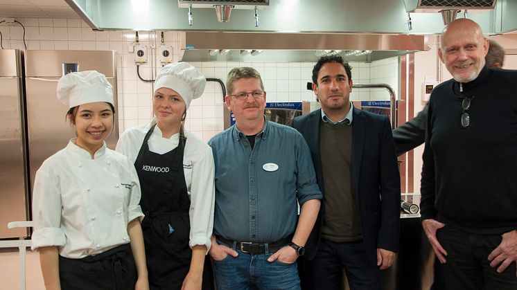 Civilminister Ardalan Shekarabi besökte det nybyggda restaurangköket på Härnösands gymnasium. På bilden eleverna Anitra Ngoensuwan och Anna Feldt, Håkan Ölund, projektledare för det samlade gymnaiet, Ardalan Shekarabi och kommunalrådet Fred Nilsson.