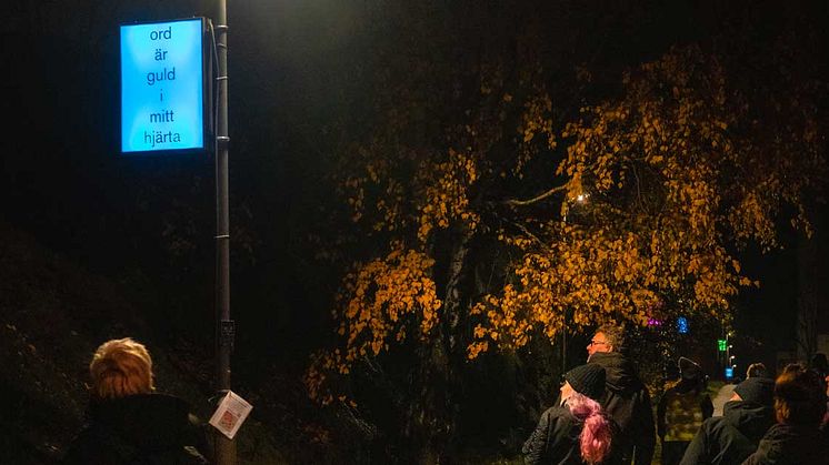 Torget i Skogås fylldes av människor som ville se och gå poesipromenaden. 