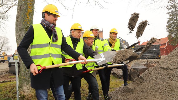 Från vänster: Jonas Eliasson, arbetschef på Dynaco, Bertil Dahl (V), Niklas Hellström (C), Toni Sjö, projektledare, Lasse Johansson (S). 