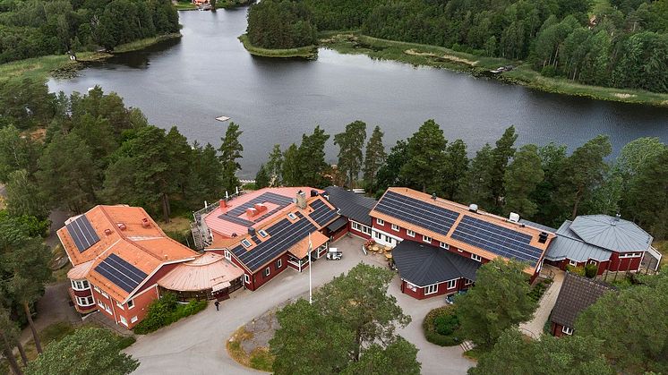 Ett av de senaste solcellsprojekten för El-Effect är vid Vårdnäs stiftsgård, söder om Linköping.