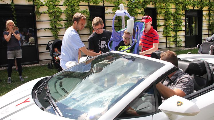 Ein aufregender Nachmittag im Bärenherz: Kinder mit Dr. Schuh im Lamborghini unterwegs