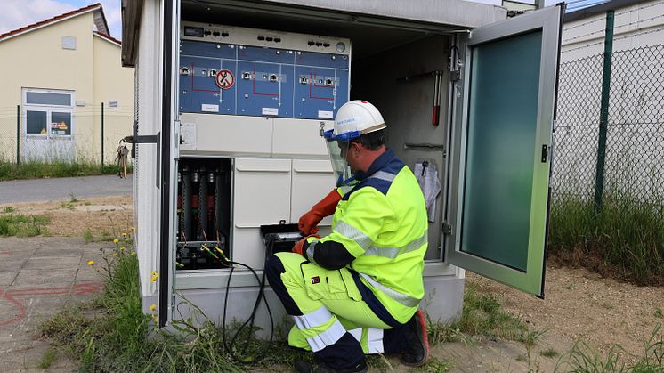 Servicetechniker Sebastian Tauber bei der Arbeit: Mantelfehlerprüfung an der Trafostation „Freyung 40“ im Ortsteil Ort. 