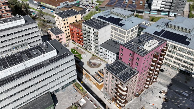 Umami Park i Sundbyberg är ett av flera områden där solceller har monterats på taken. Ett av flera initiativ som har bidragit till att minska Wallenstams CO2-utsläpp gällande energianvändning.