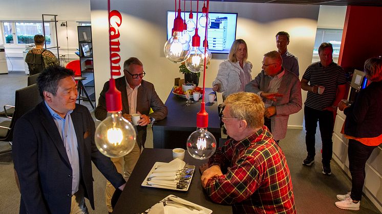 Etter to år med begrensninger i samfunnet, benyttet både trykkerier og hustrykkerier anledningen til å se på og diskutere teknologi hos Canon 5. mai.