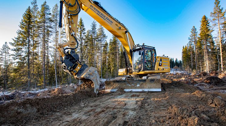 Engcon en viktig del av världens första Cat® 330 med schaktblad 
