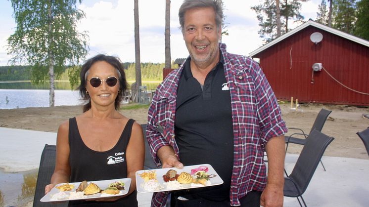 Cathrine Bjurman och Charlie Johansson, Fridfulla rännudden bjöd på smakprov från den nya menyn med mycket lokalproducerat under smakrundan i Norsjö.