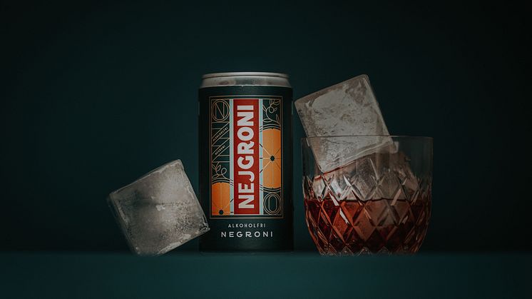 Nejgroni Alkoholfri Negroni - serveras i tumblerglas med is. Nyhet 1 december 2021.