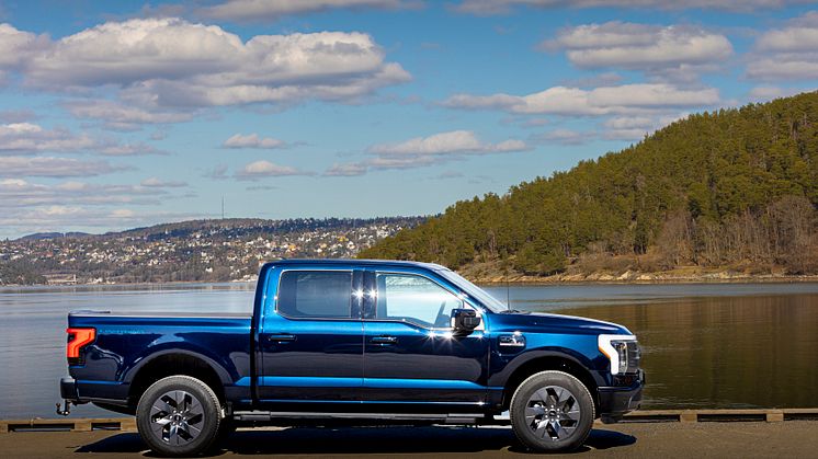 Ford F-150 Lightning Antimatter Blue Metallic 2023 (3)