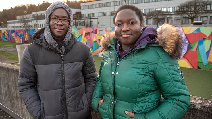 Sheikh Omar Loum och Fatoumata Bojang är två unga talanger från Bergsjön som med ord och musik berättar om sina inre och yttre resor i Kulturskolans projekt #minresa.