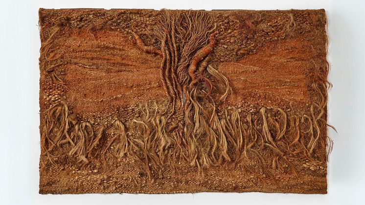 Den vävda tapeten "Pappillon de Nuit" av Magdalena Abakanowicz slog rekord på Stockholms Auktionsverk.