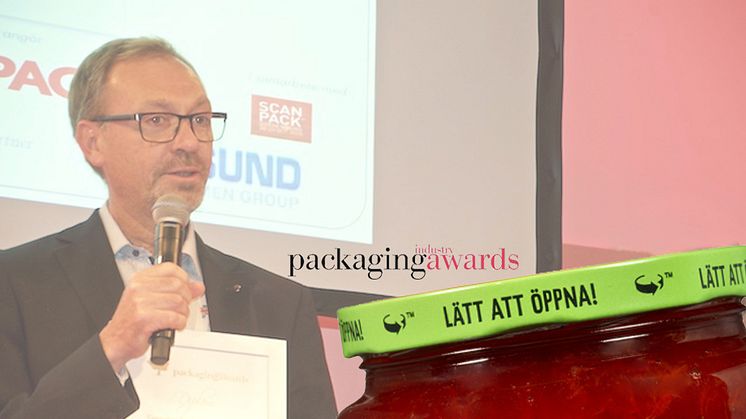 Mats Thuresson tar emot pris vid Industry Packaging Award