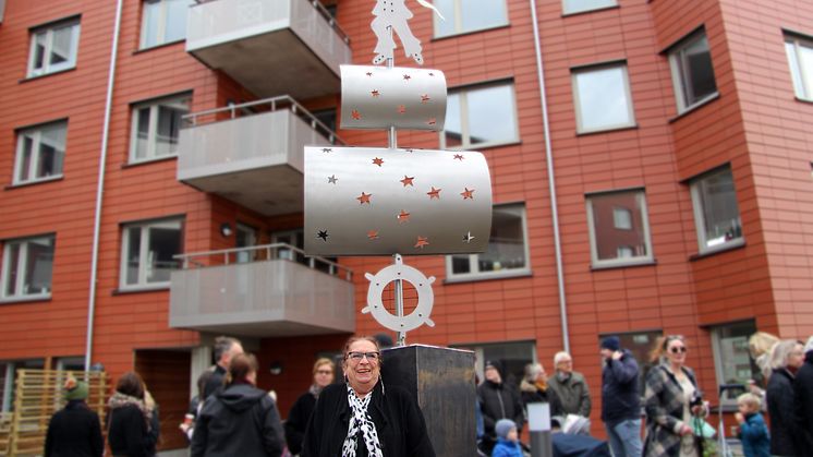 Konstnären Bie Norling har skapat verket "Kaptenen" med bostadsrättsföreningens arkitektur och havet intill som inspiration.