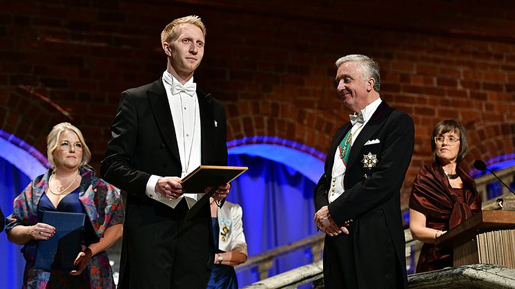 Stipendiet till Henrik Jönsson överlämnades av riksmarskalk Fredrik Wersäll på Kungl. Skogs- och Lantbruksakademiens högtidssammankomst. (Foto: KSLA)