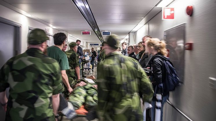 Bild från övningen Liv 2018, arrangerad av FömedC vid Göteborgs garnison i sammarbete med Sahlgrenska sjukhuset. Försvarsmakten bistod med ett hundratal skademarkörer. Foto: Melina Westerberg/Försvarsmakten