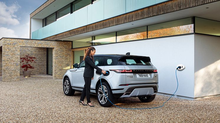 Range Rover Evoque och Discovery Sport finns nu som laddhybrider