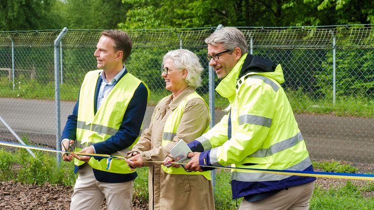 Peter Danielsson, kommunstyrelsens ordförande Helsingborg, NSR:s styrelseordförande Eva Holm samt NSR:s vd Ulf Molén klipper bandet och inviger bolagets biokolsanläggning.