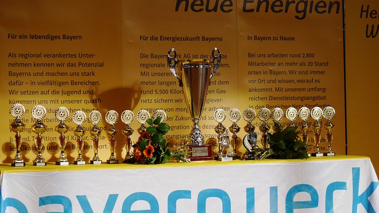 Pokale für die Sieger: In 22 Jahren ist rund um den Junior Cup ein professionelles Netzwerk aus Sport, Wirtschaft und Gesellschaft gewachsen.