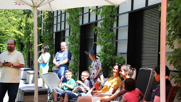 Fünftklässler führen ein Theaterstück im Kinderhospiz Bärenherz auf
