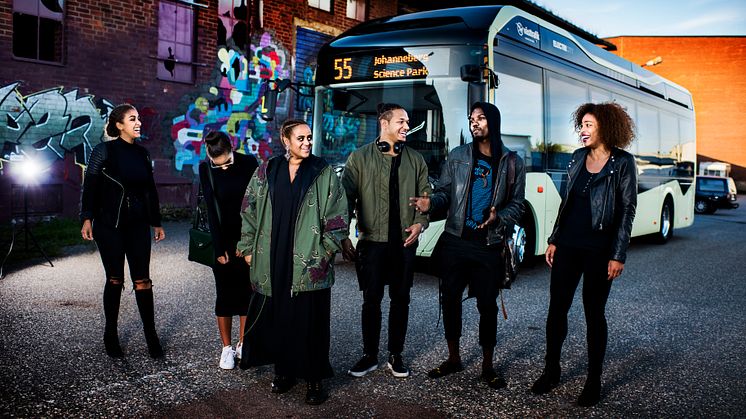 ElectriCity uppmärksammar elbusslinje genom överraskningskonsert med Seinabo Sey
