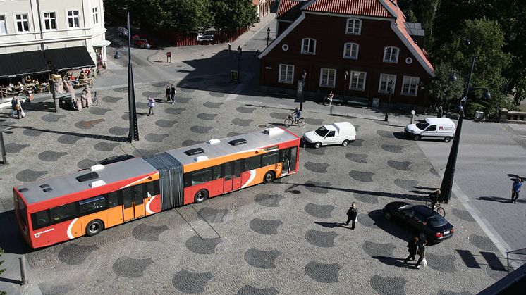 Vi ser när bussen tappar tid i en korsning, när den står och väntar in tidtabellen vid hållplatsen och om den kör för fort förbi en skola