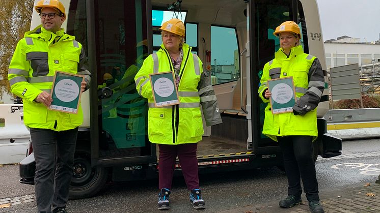 Barne- og familieminister Kjell Ingolf Ropstad, Statsminister Erna Solberg og Kunnskaps- og integreringsminister Guri Melby åpnet pilotprosjekt for selvkjørende buss i Herøya Industripark. Her får de diplom for å ha tatt buss uten sjåfør.