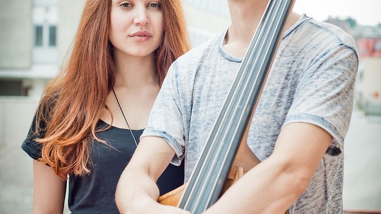 ​​Unplugged Stage in Mannheimer Hand - Luna & Lewis 