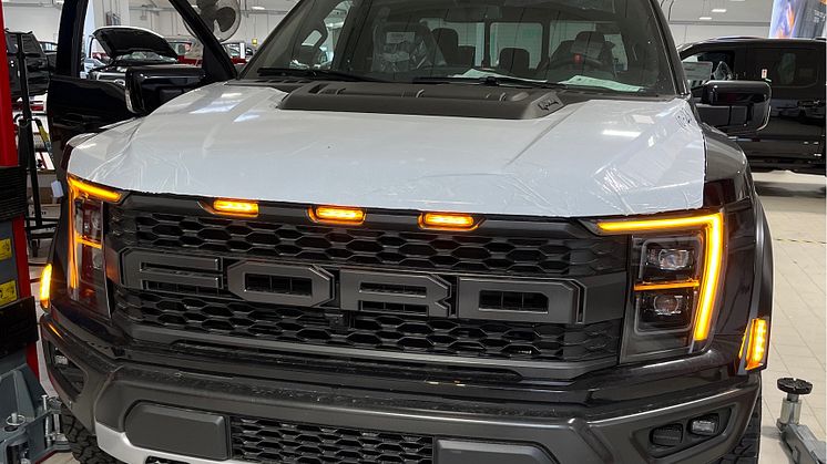 En F-150 Raptor i homologeringsverkstaden i tyska Bremerhaven