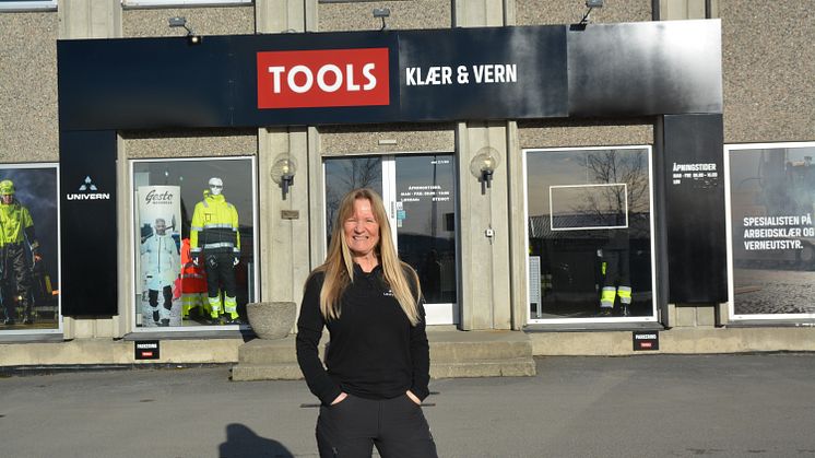 Butikkselger Elin Martinsen utenfor TOOLS klær & Vern på Kjeller