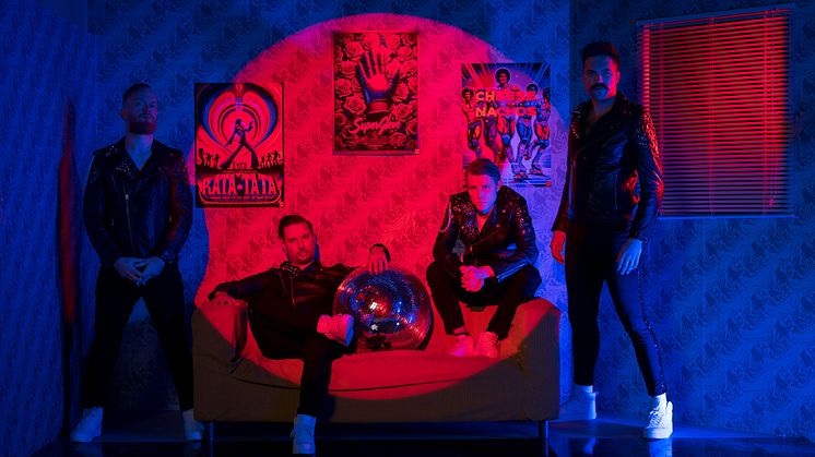 RR-LoveCop-Press2 - photo by Jonatan Rennemark (Paraply).jpg