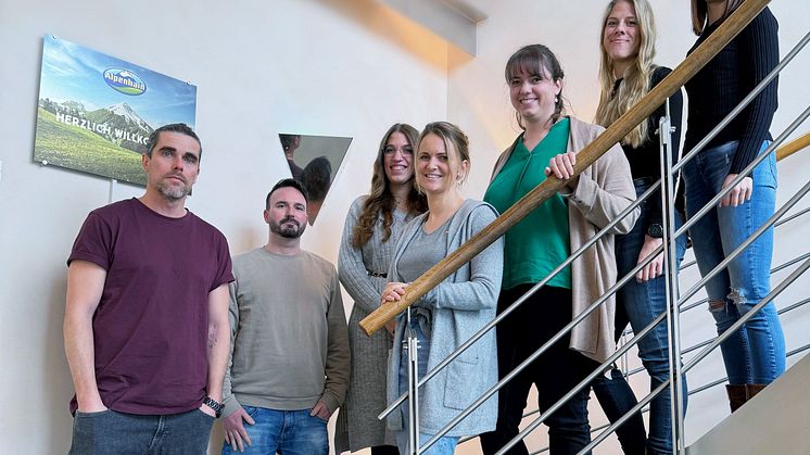Marketingteam von Alpenhain. (v.l.n.r.) Bernd Pösl, Sascha Gress, Jessica Fenner, Franziska Wimmer, Julia Kelnberger, Stephanie Hörner, Vanessa Lohmeier..