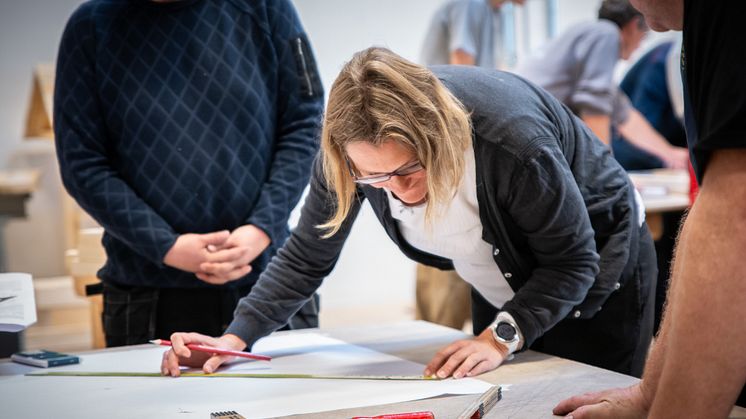 Lærer i gang med at forstå arbejdstegninger ved tømrerne 