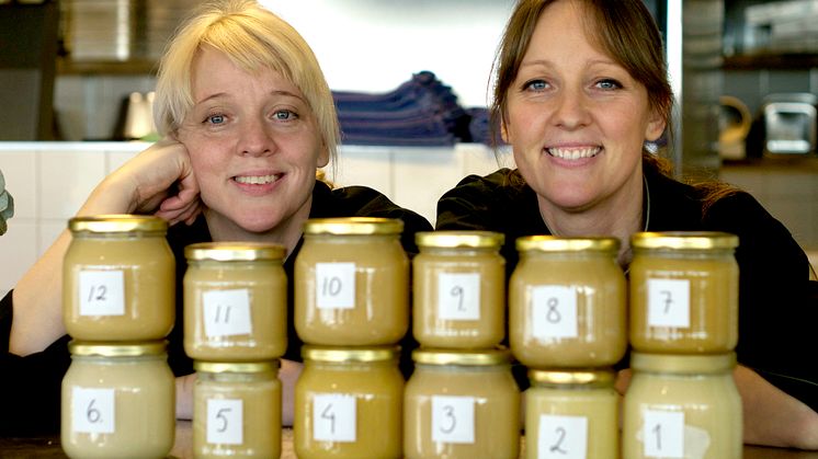 Carina och Ulrika Brydling provade 12 sorters lokal honung. Foto: Anna Lind Lewin.