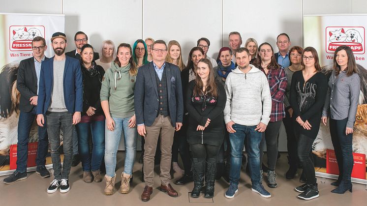 Hermann Aigner (Bildmitte) gratulierte 15 Mitarbeitenden, aus ganz Österreich, über eine erfolgreiche Zertifizierung zum Fressnapf Katzenexperten