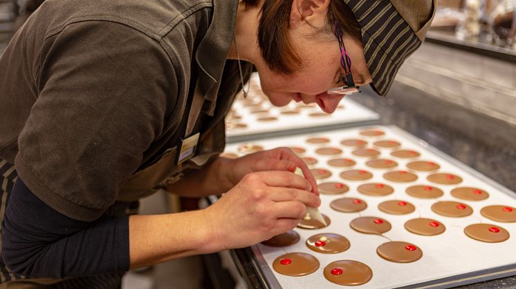 Vorfreue auf Weihnachten: Schokolade selber machen im Schokoladenland der Confiserie Felicitas in Hornow (TMB-Fotoarchiv/Steffen Lehmann)