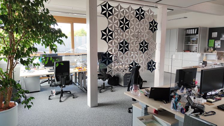 Bei der Bürogestaltung stehen Ergonomie und Gesundheit der Mitarbeiter im Fokus – in Corona-Zeiten erhöhen Plexiglasscheiben zwischen den Arbeitsplätzen die Sicherheit. Bild: FIS