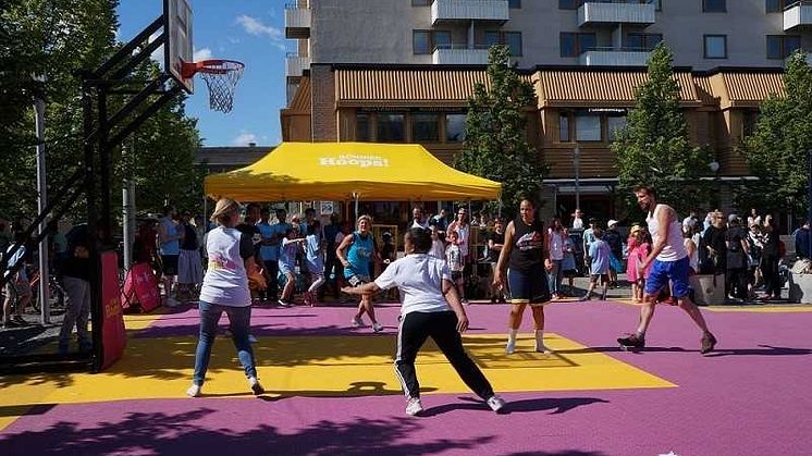 Ge järnet på planen och softa i boktältet när Bonnier Hoops kommer till Biskopsgården sommaren 2018